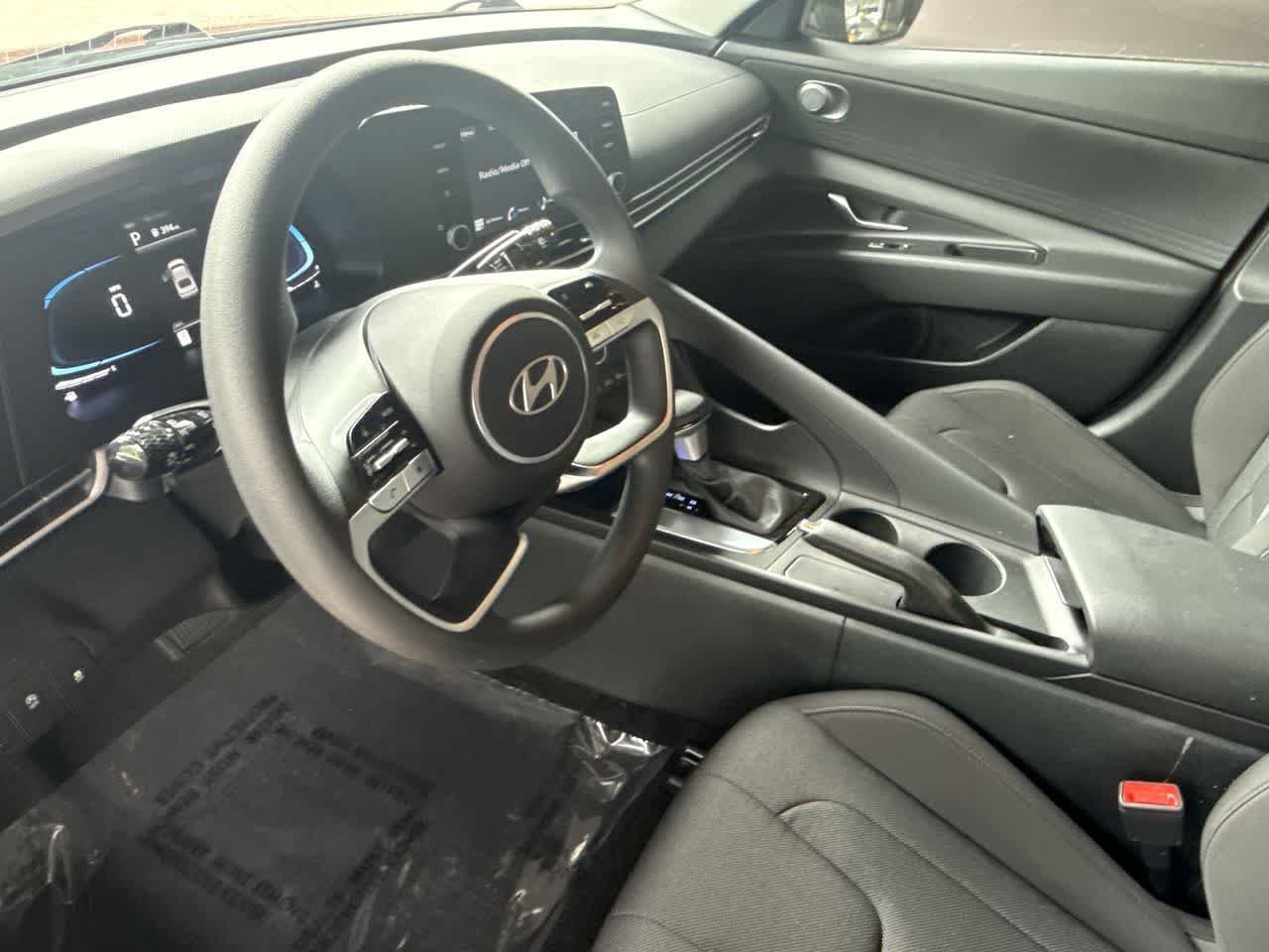 2025 Hyundai Elantra SE - Photo 13