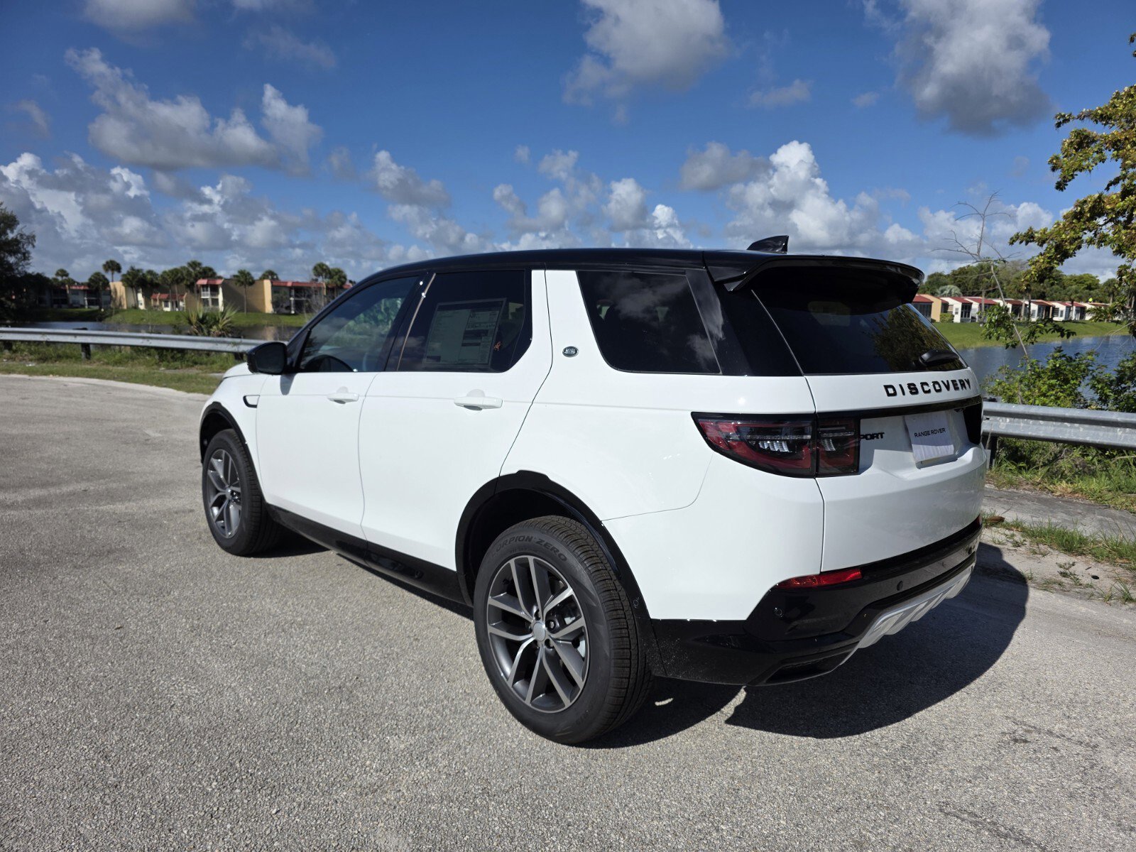 New 2026 Fuji White Land Rover P250 Landmark image 2
