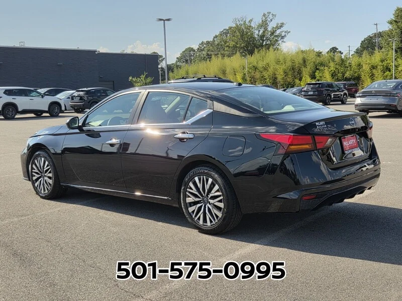 Used 2025 Super Black NISSAN SV FWD image 3