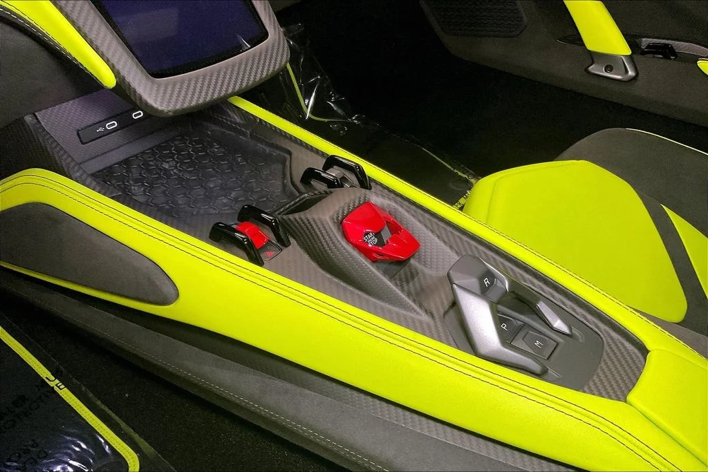 2025 Lamborghini Revuelto Base - Photo 12