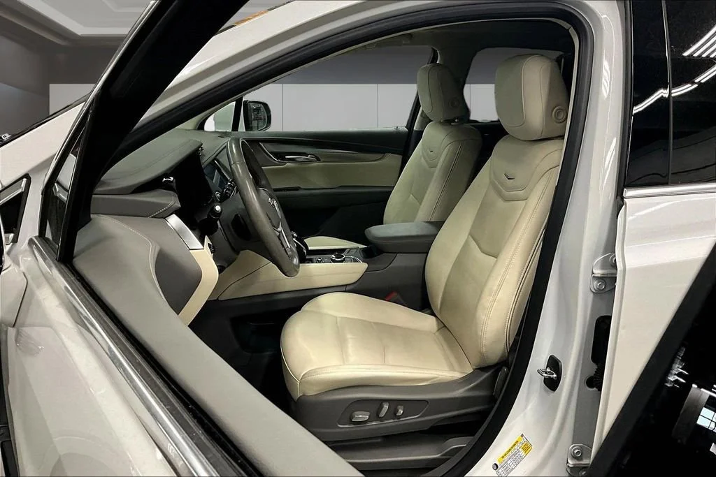 Used 2023 Crystal White Tricoat Cadillac Premium Luxury image 21