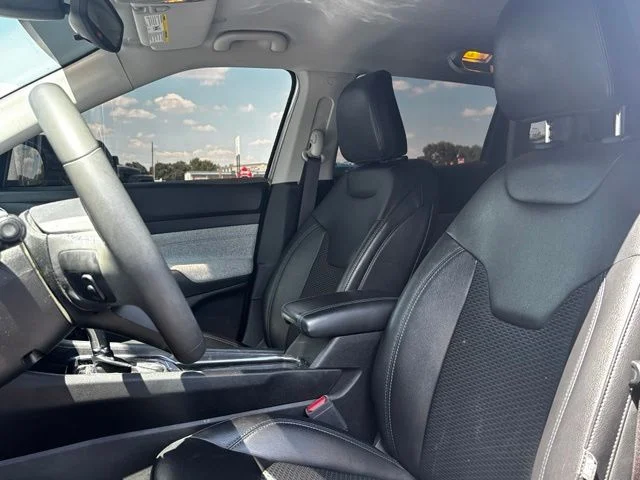 Used 2022 Silver Jeep Latitude image 5