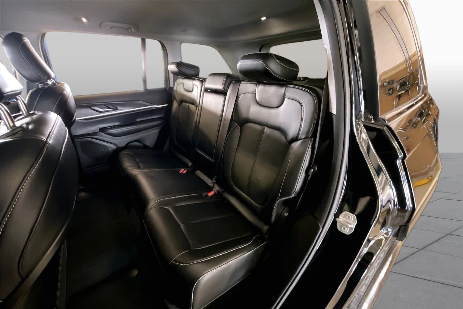 Used 2023 Diamond Black Crystal Pearlcoat Jeep Limited image 18