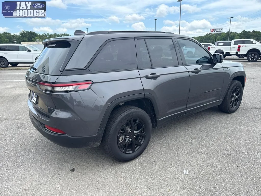 Certified Used 2025 Metallic Jeep Altitude image 7