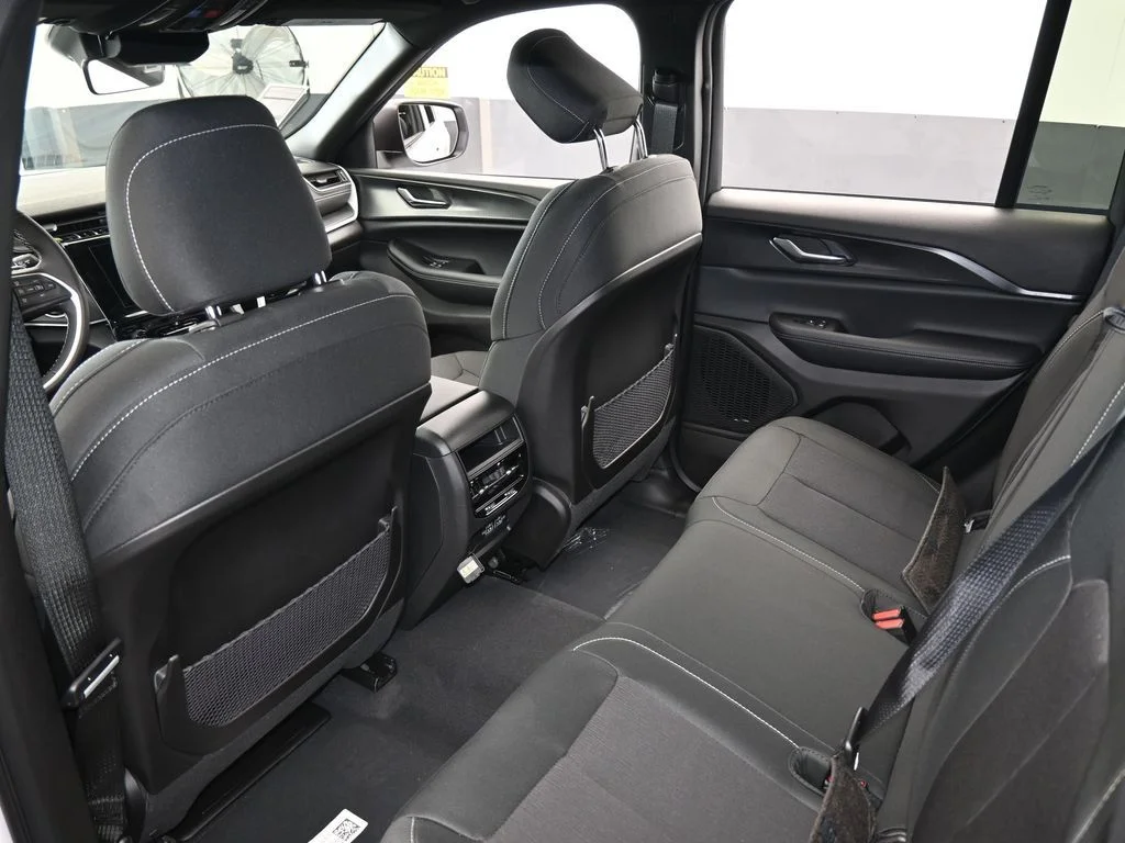New 2026 Bright White Clear-Coat Exterior Paint Jeep Laredo X image 30
