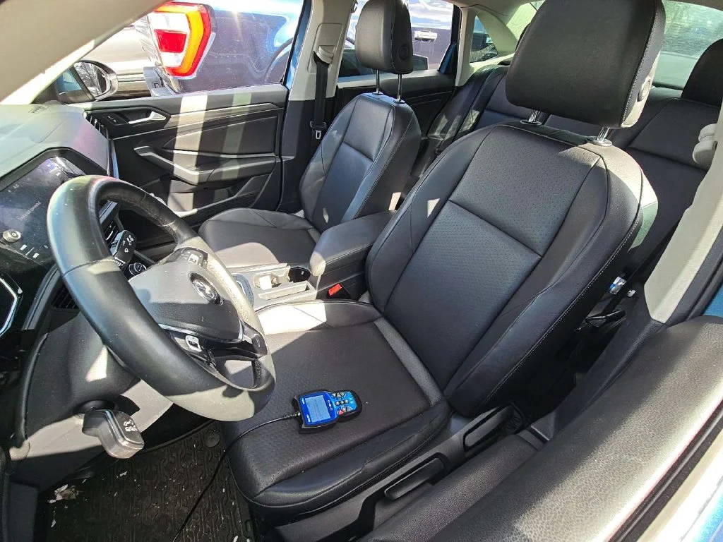 Used 2020 Blue Volkswagen SEL image 2