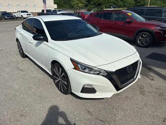 Used 2019 White Nissan 2.5 SR image 4
