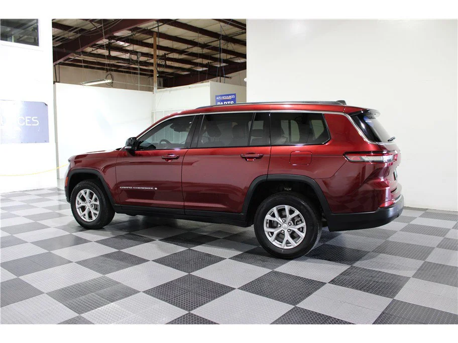 Used 2023 Velvet Red Pearlcoat Jeep Limited image 13