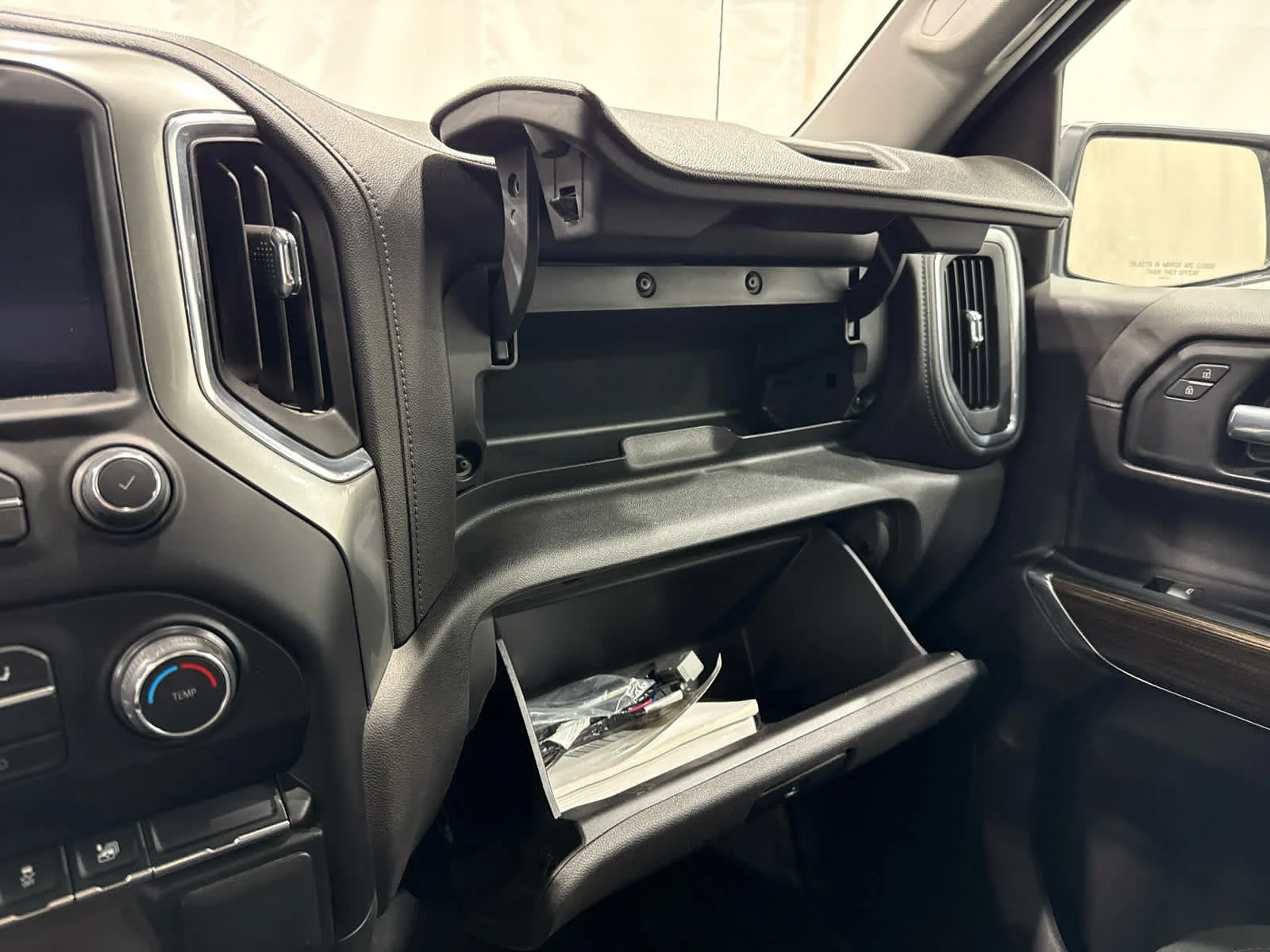 Used 2020 SUMMIT WHITE Chevrolet LT image 21
