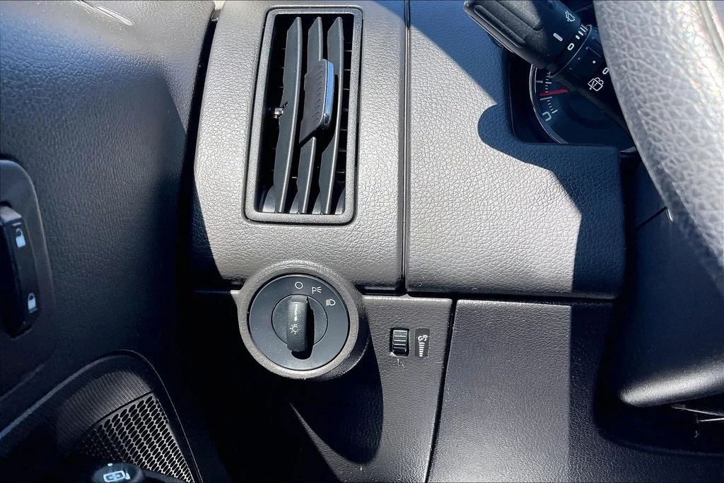 Used 2010  Ford SE image 31
