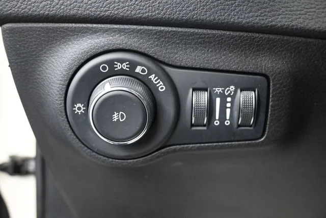 Used 2018 White Clearcoat Jeep Trailhawk image 12