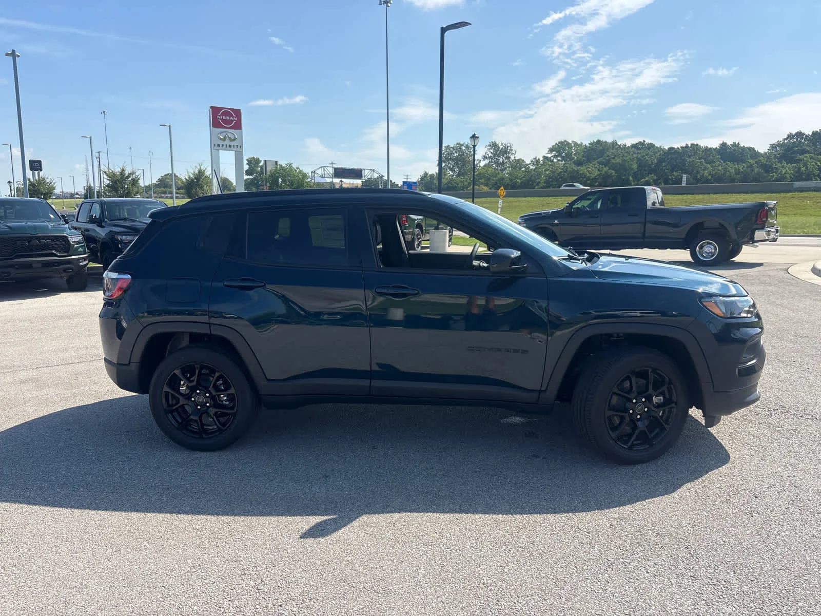 New 2026 Fathom Blue Pearl Coat Jeep Latitude Altitude image 11