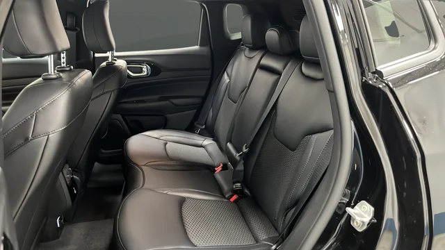 New 2026 Diamond Black Crystal Pearl-Coat Exterior Paint Jeep Latitude image 22