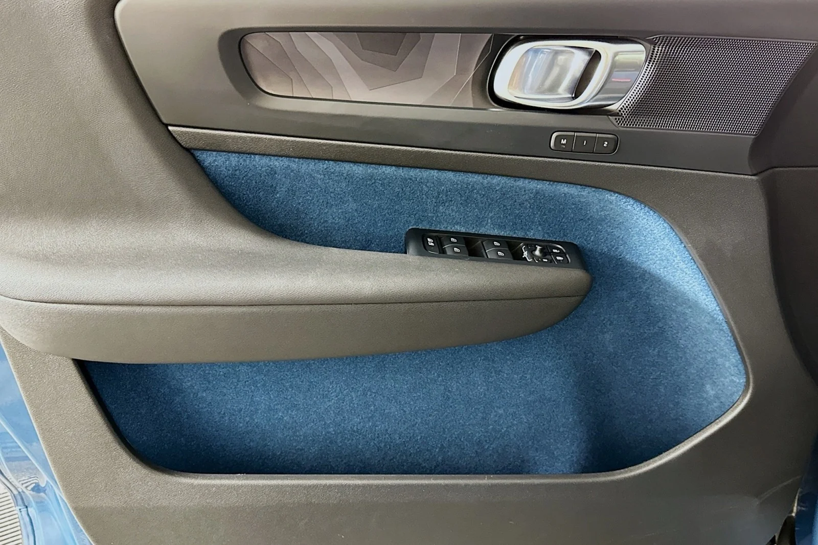Used 2023 Fjord Blue Metallic Volvo Plus image 21