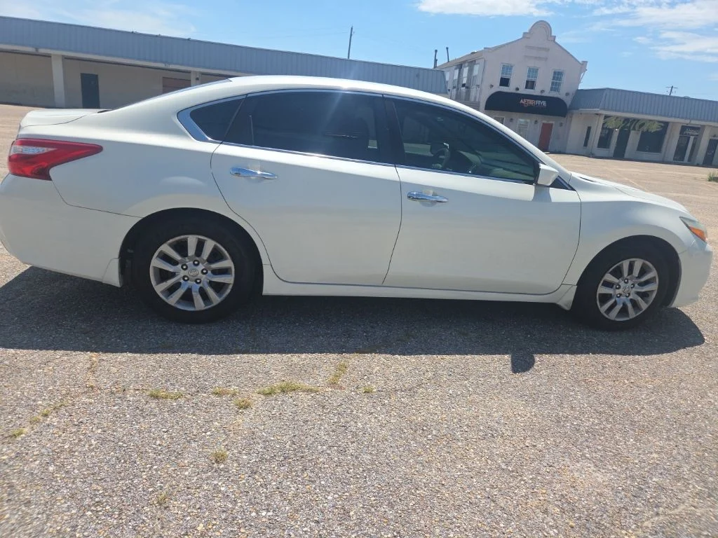 Used 2017 White Nissan 2.5 S image 13