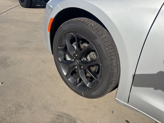 New 2026 Silver Mist Clear-Coat Exterior Paint Chrysler Select image 9