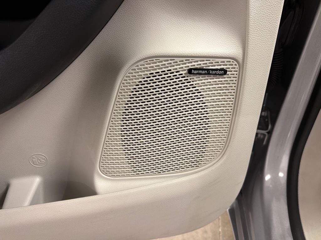 Used 2019 Silver Chrysler Limited image 26