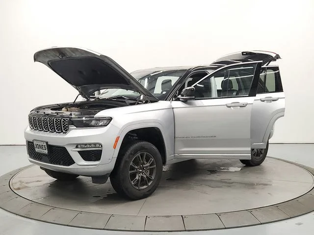 Used 2023 Silver Jeep Summit image 11