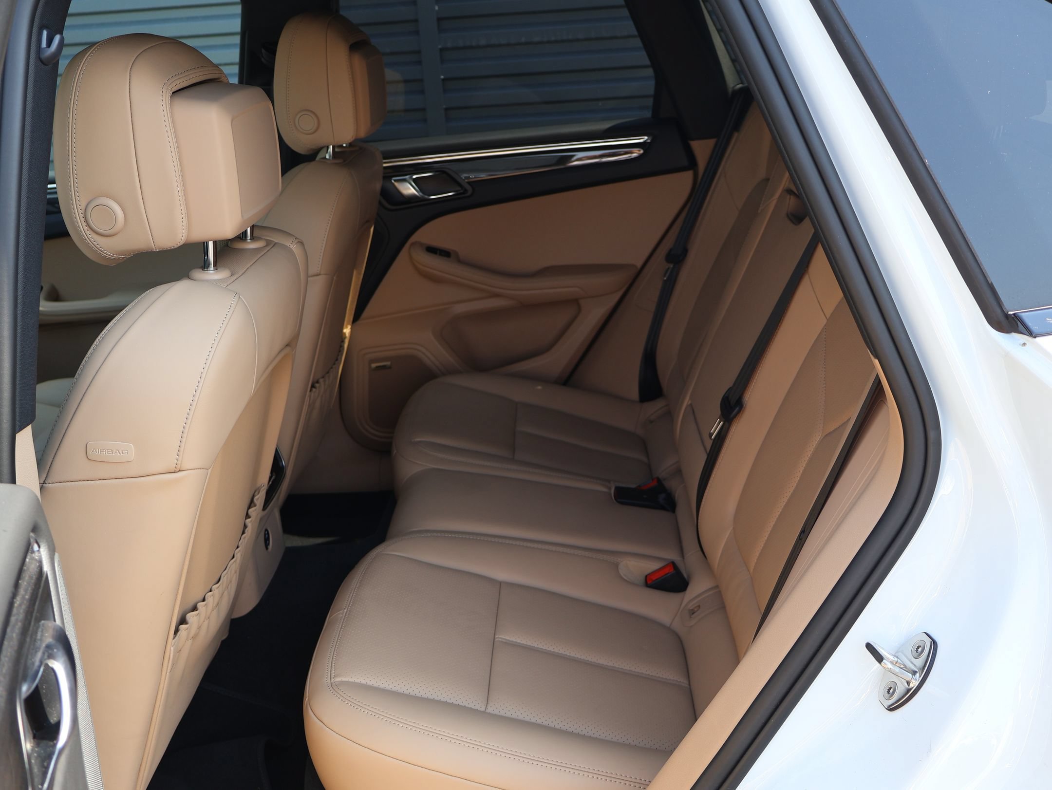 2026 Porsche Macan T - Photo 24