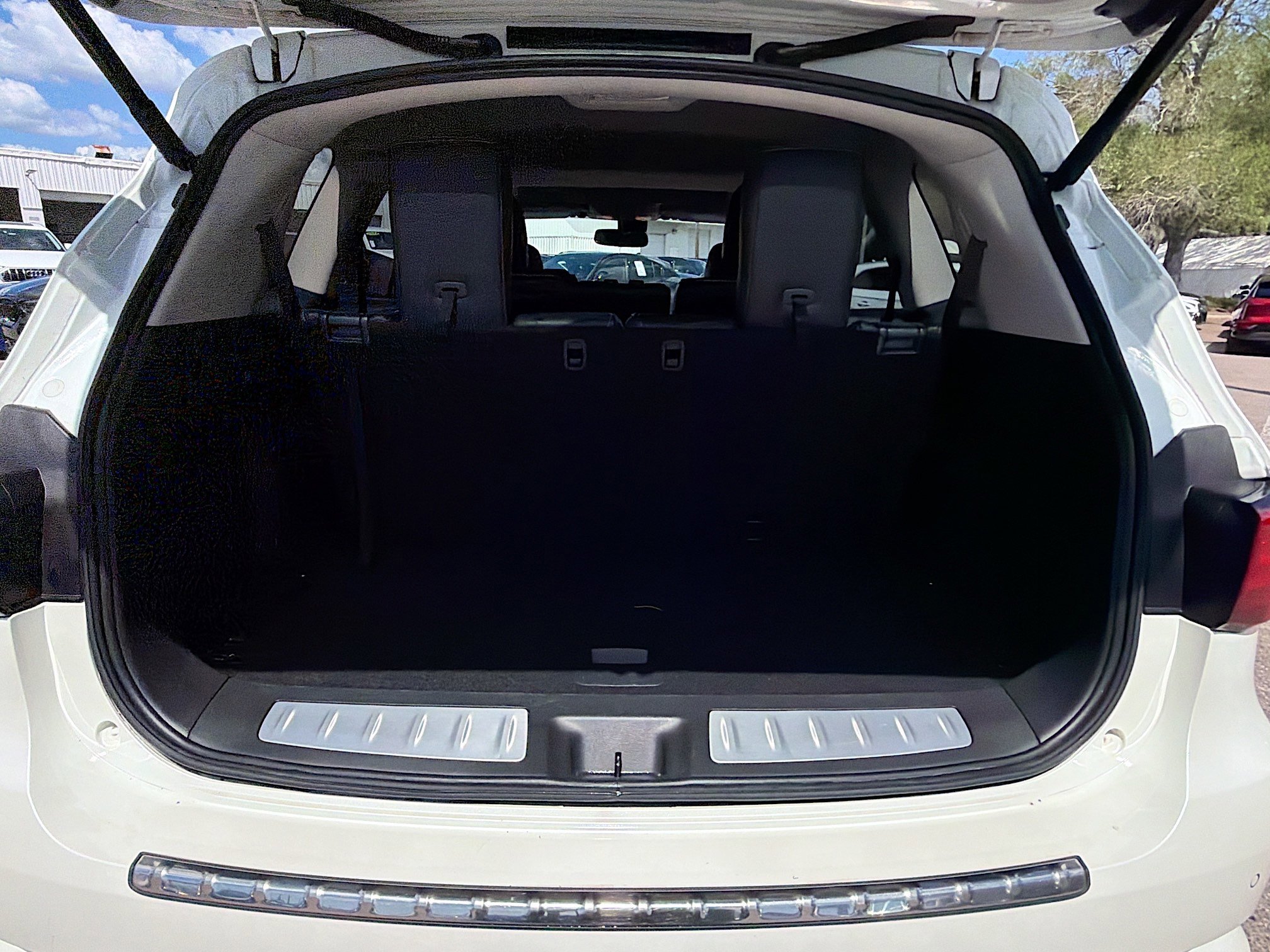 Used 2017 Majestic White INFINITI Base image 11
