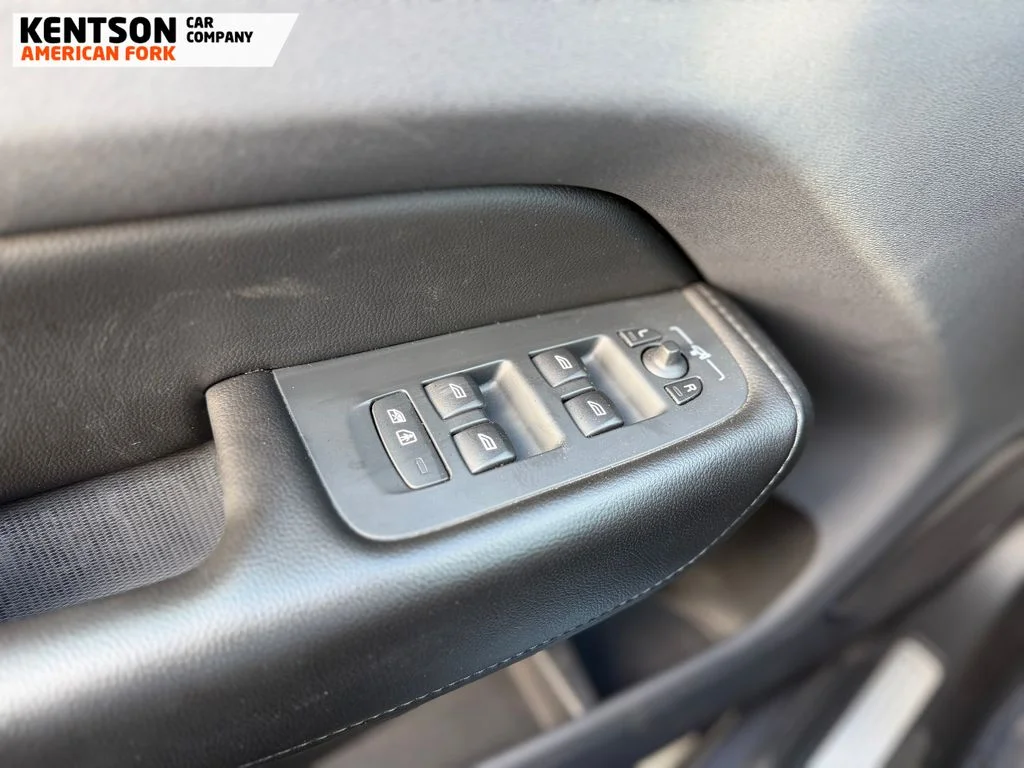Used 2019 Gray Volvo T6 Momentum image 19