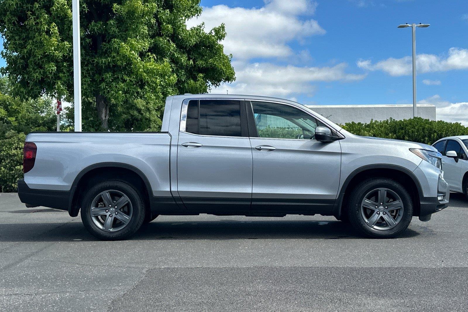 Used 2023 Lunar Silver Metallic Honda RTL image 3