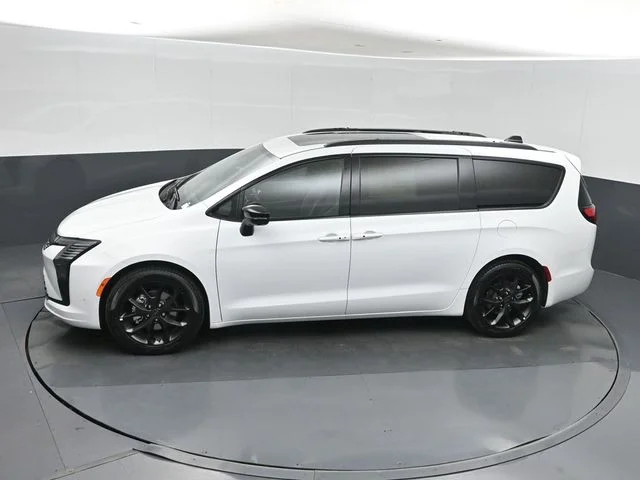 New 2027 Bright White Clear-Coat Exterior Paint Chrysler Limited image 35