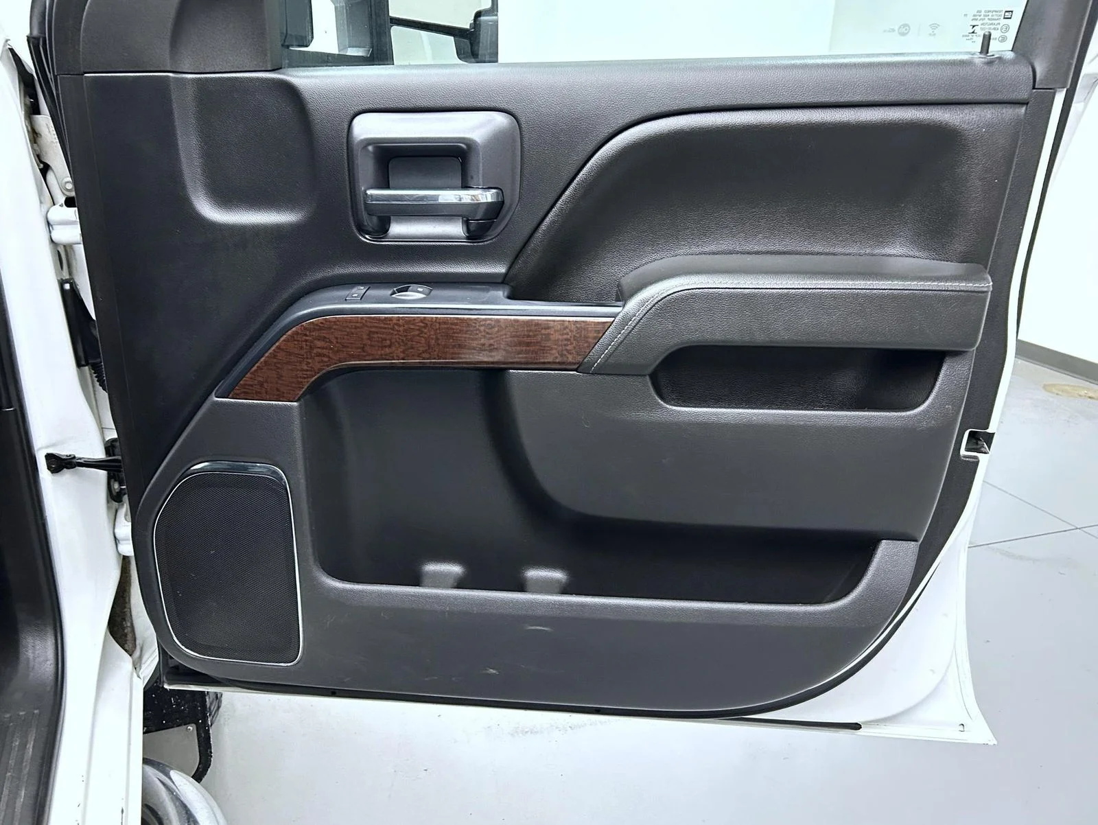 Used 2016 White GMC SLT image 16