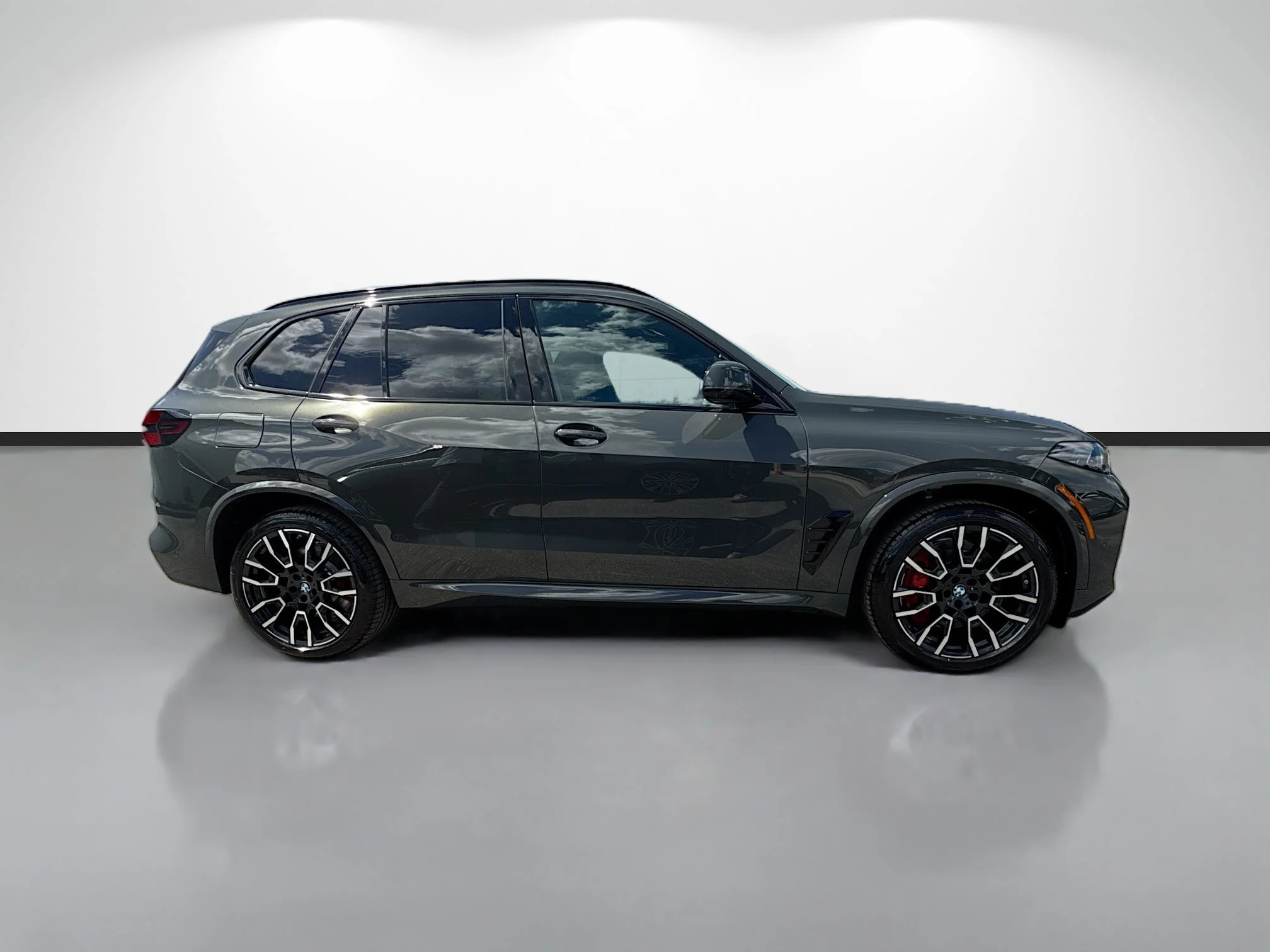 New 2026 Dravit Grey Metallic BMW xDrive50e image 2
