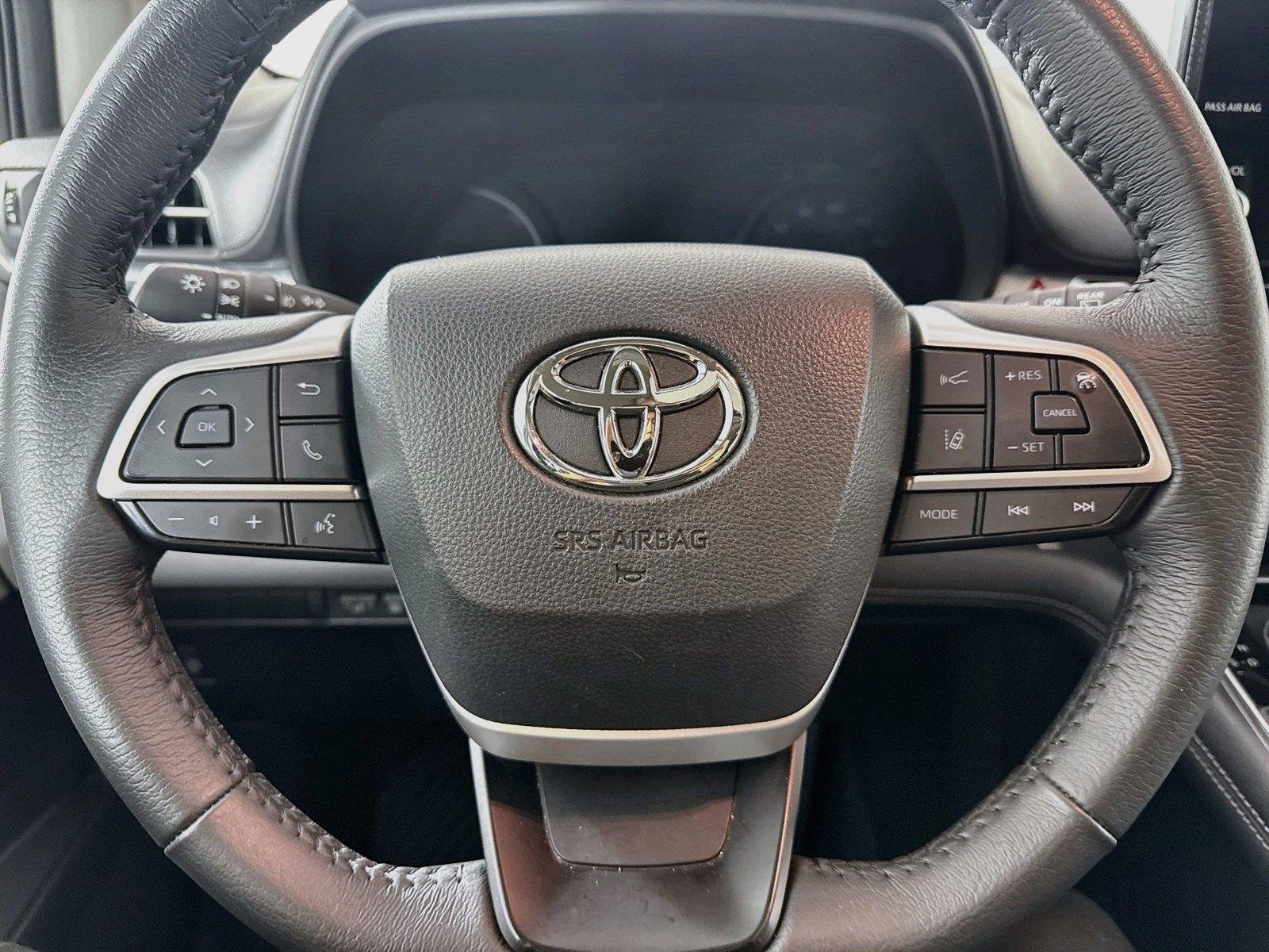 Certified Used 2025 Wind Chill Pearl Toyota XLE 8-Passenger image 17