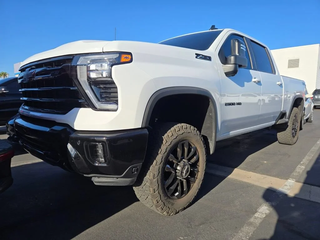 Used 2025 Summit White Chevrolet LT image 2