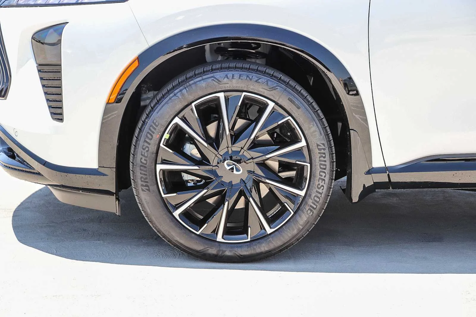 New 2027 2T RAD WHT INFINITI Autograph AWD image 11