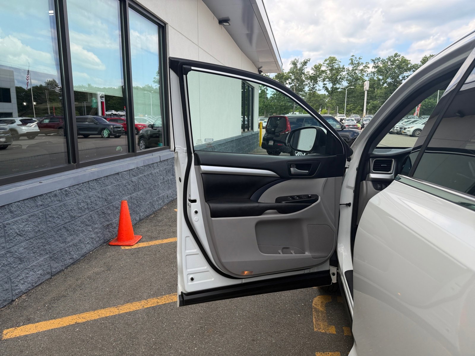 Used 2017 Blizzard Pearl Toyota XLE image 29