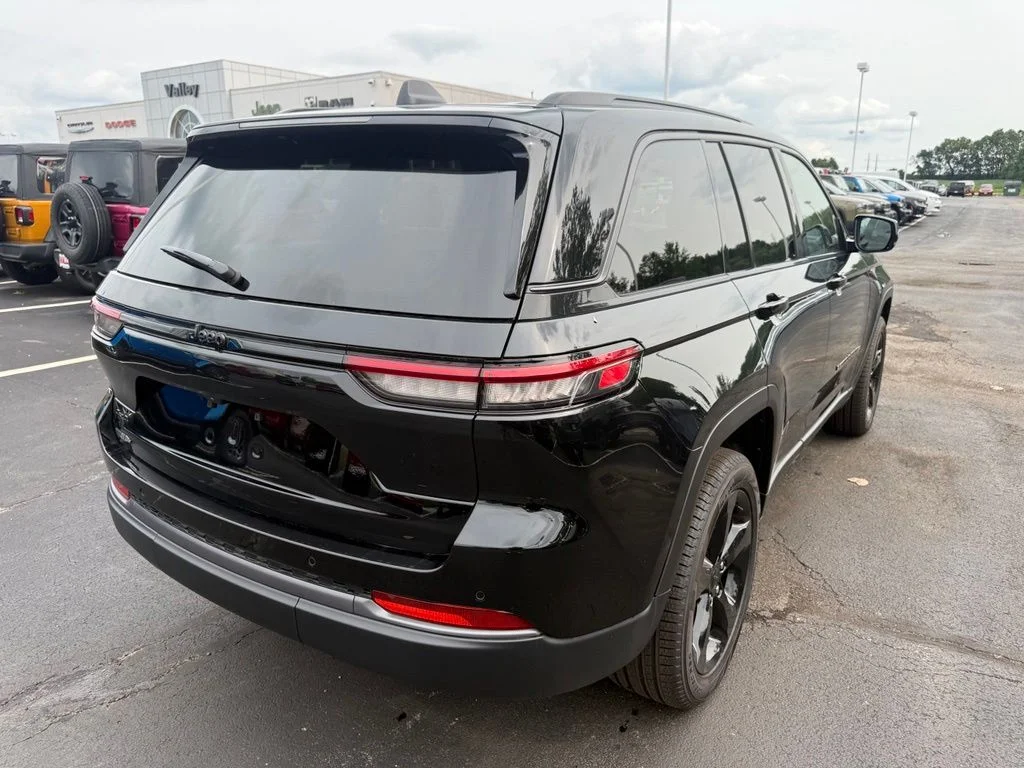 New 2026 Diamond Black Crystal Pearlcoat Jeep Limited image 3