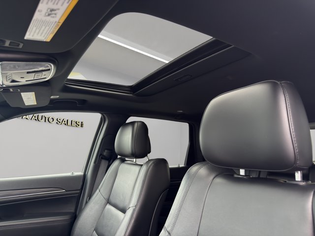 Used 2021 Slate Blue Pearlcoat Jeep Limited image 24