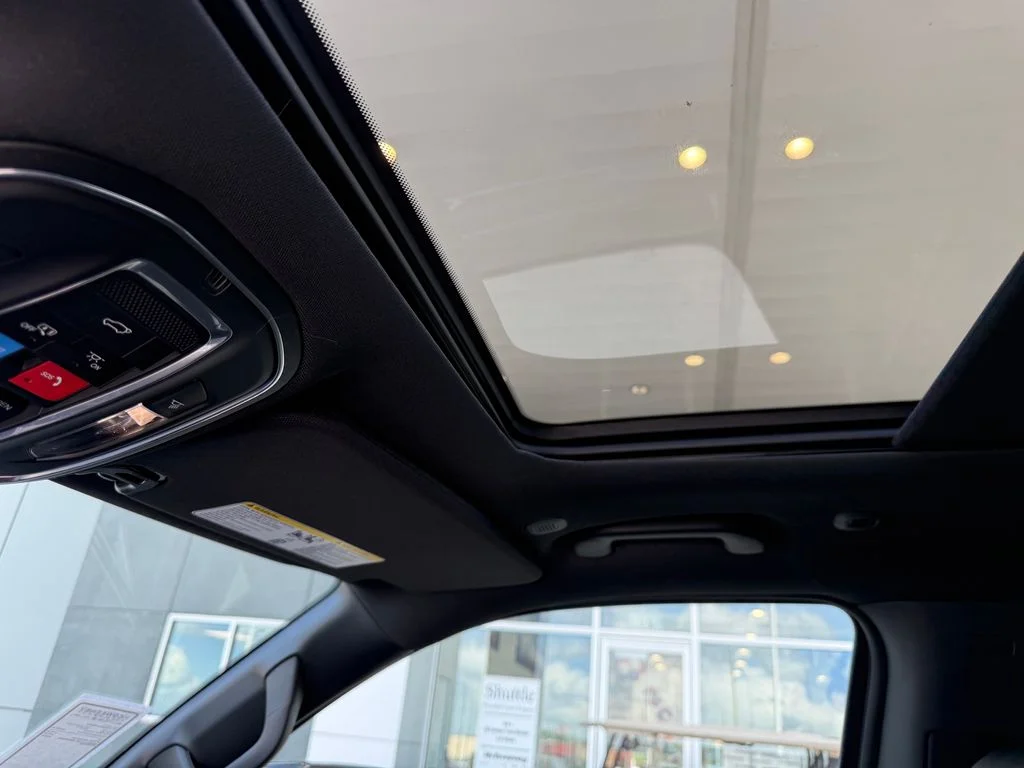 New 2026 Bright White Clear-Coat Exterior Paint Jeep Limited Reserve image 14