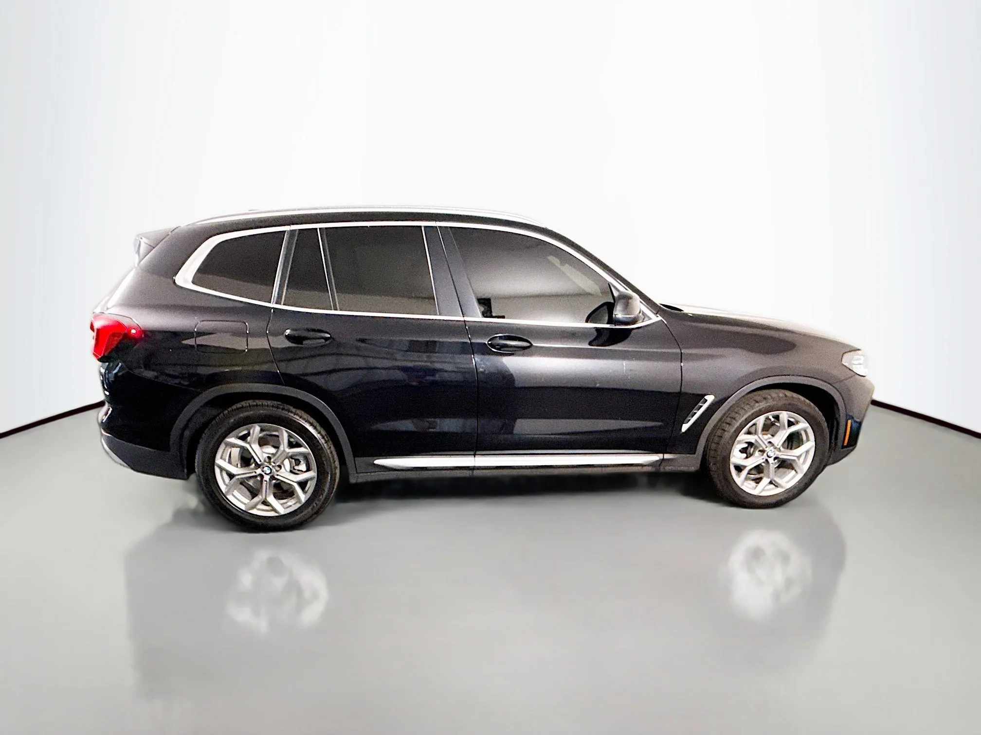 Used 2022 Black Sapphire Metallic BMW sDrive30i image 8