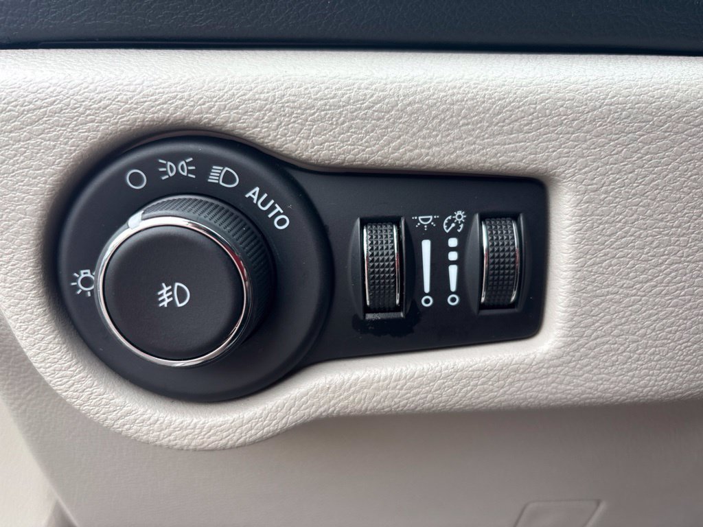 Used 2024 Silver Chrysler Touring L image 23