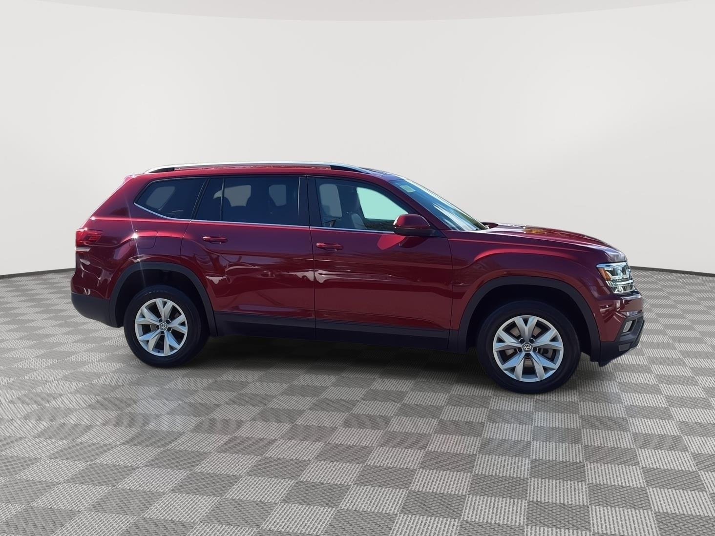 Used 2018 Fortana Red Metallic Volkswagen 3.6L V6 SE image 4