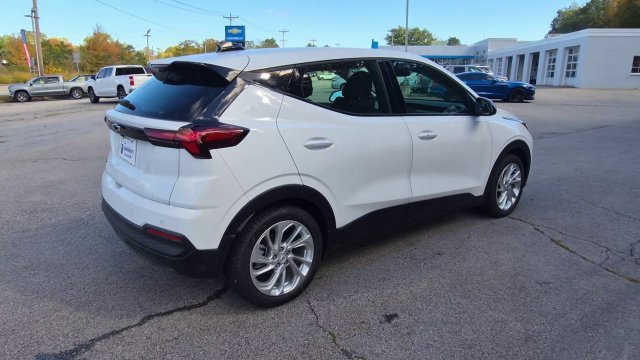 2027 Chevrolet Bolt LT - Photo 8