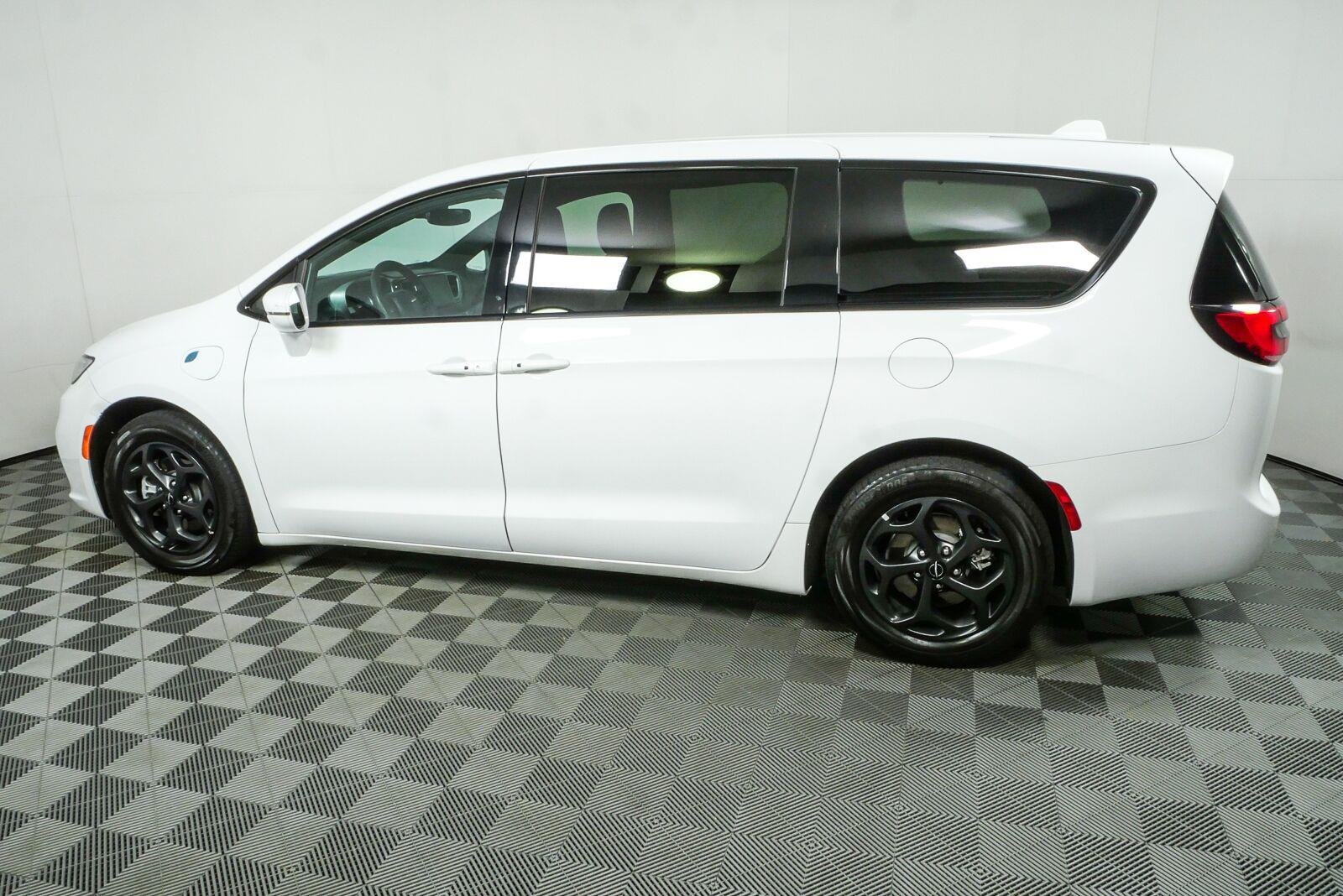 Used 2022 Bright White Clearcoat Chrysler Hybrid Touring L image 28