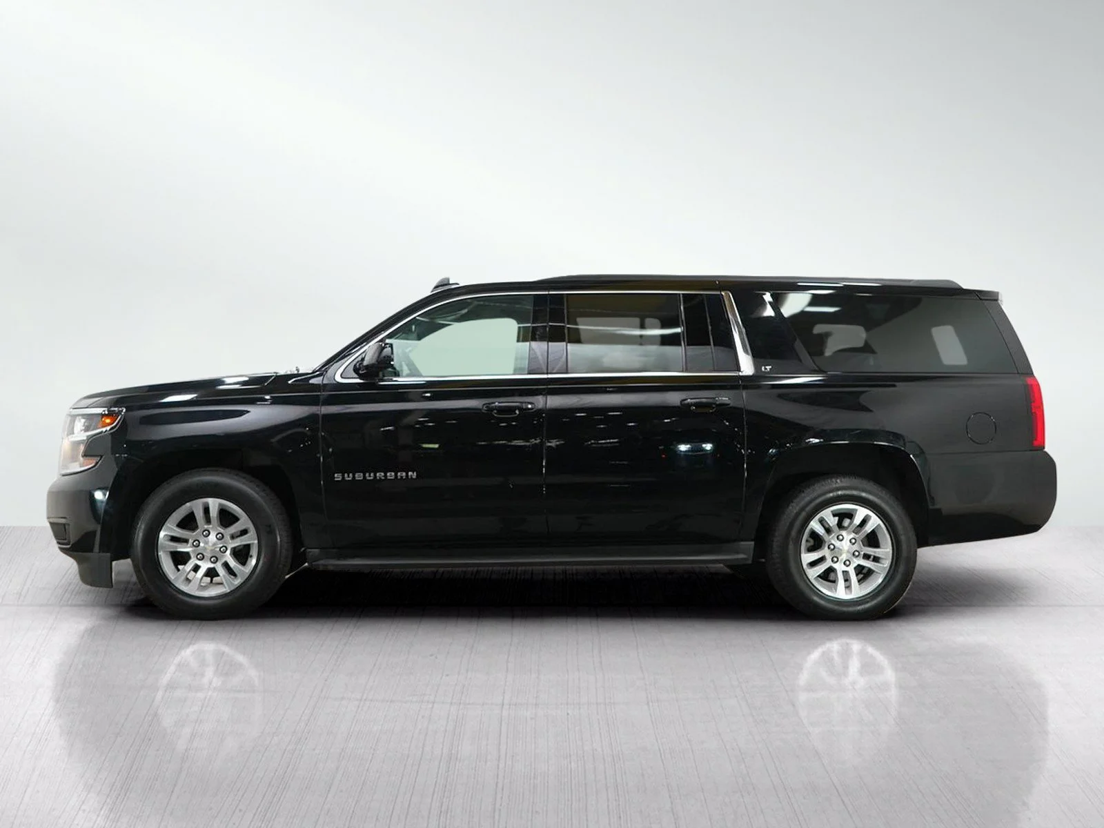 Used 2020 Chevrolet Suburban LT with VIN 1GNSKHKC3LR104711 for sale in Wayzata, Minnesota