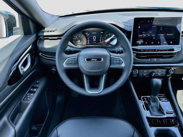 New 2026 Hydro Blue Pearl-Coat Exterior Paint Jeep Latitude image 21