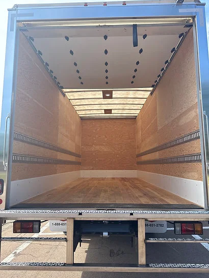 Used 2024 White Isuzu 20ft Box Truck image 4