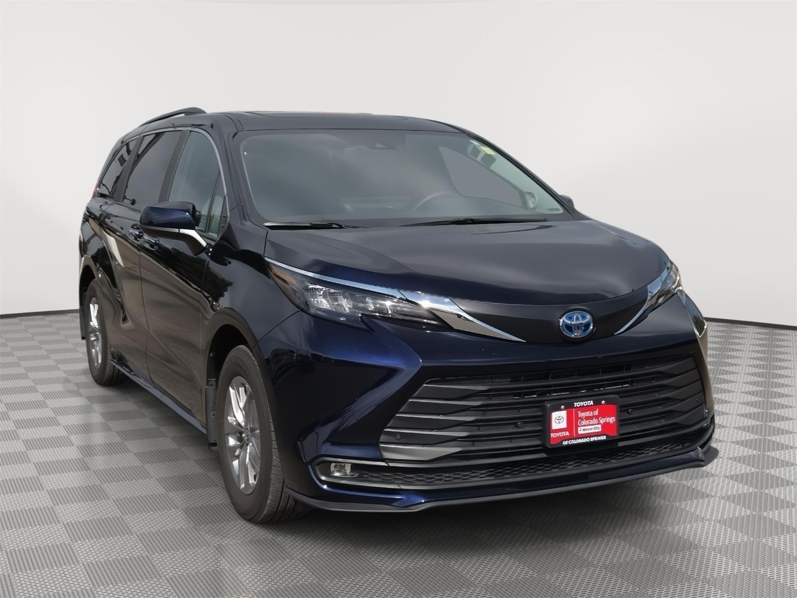 2025 Toyota Sienna XLE 7-Passenger Hybrid FWD's photo
