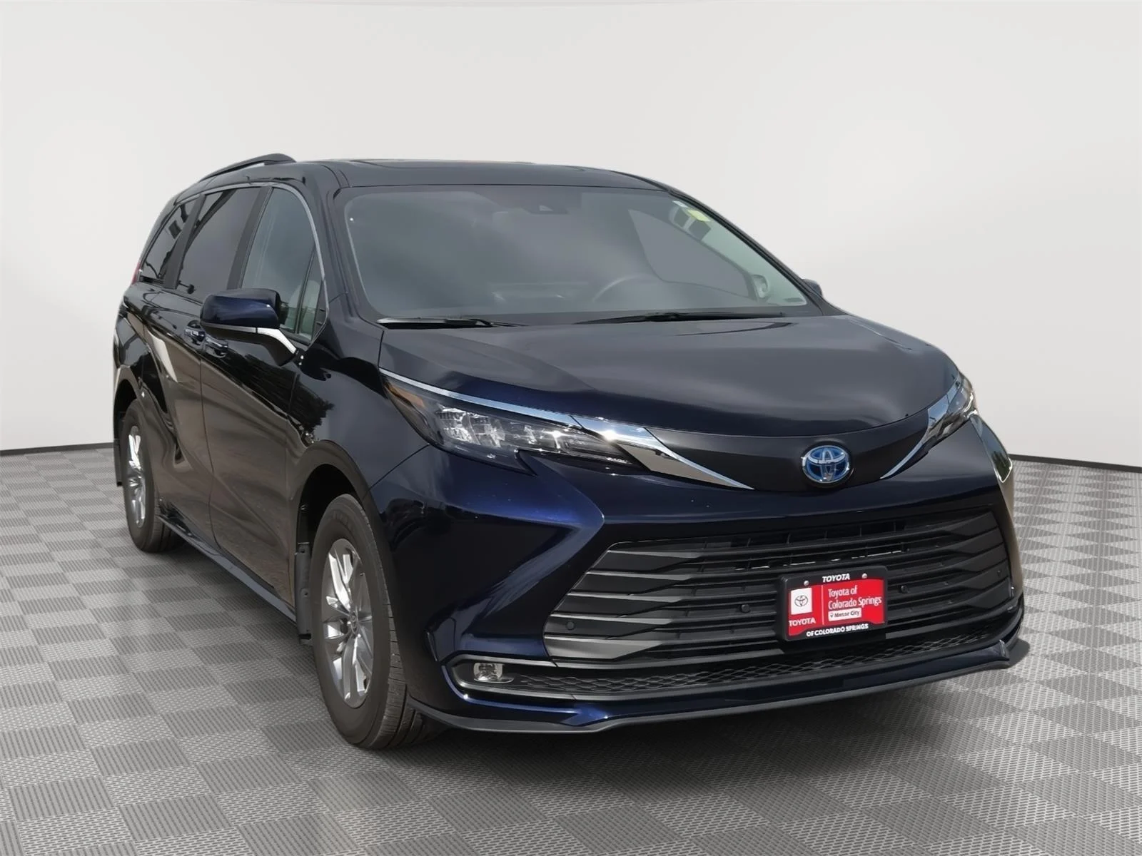 2025 Toyota Sienna XLE 7-Passenger Hybrid FWD's photo
