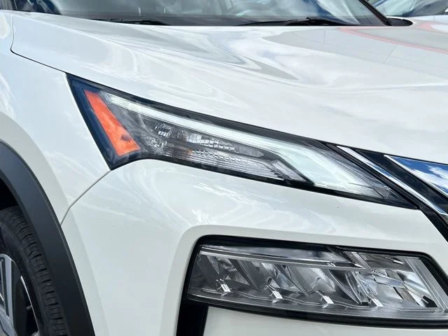 Used 2021 Pearl White Nissan SL image 17