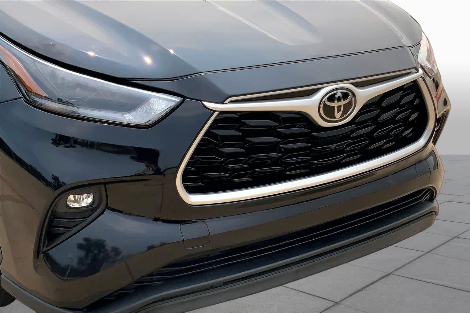 Used 2021 Midnight Black Metallic Toyota XLE image 30