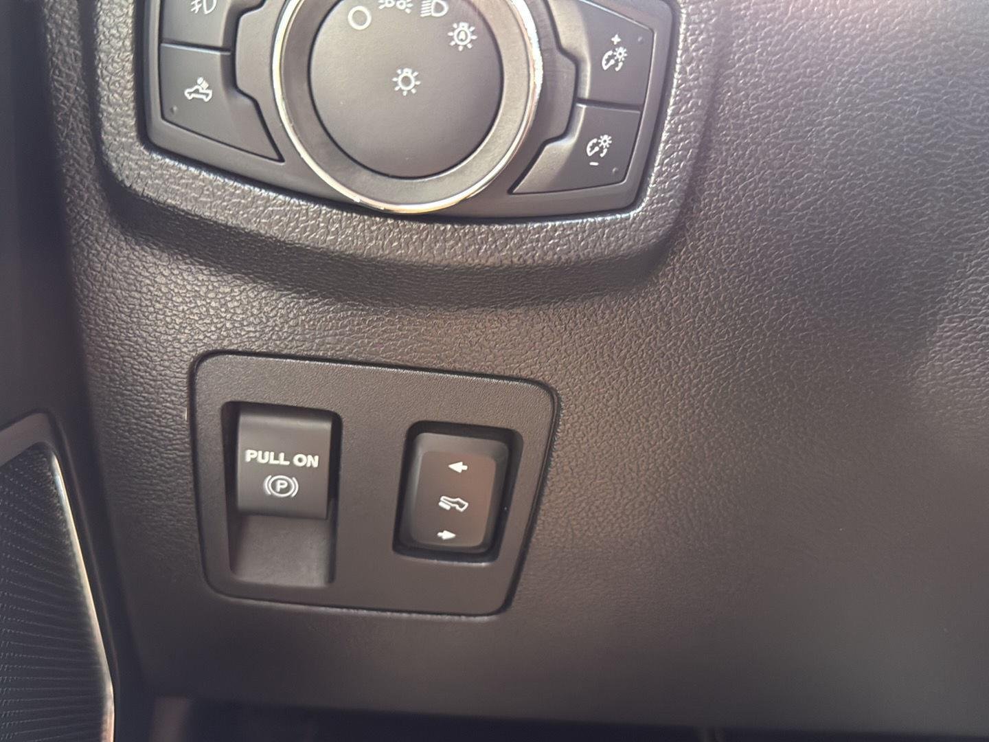 Used 2020 Agate Black Metallic Ford LARIAT image 21