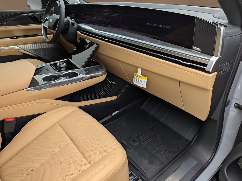 New 2026 Luna Metallic Cadillac Premium Sport image 18
